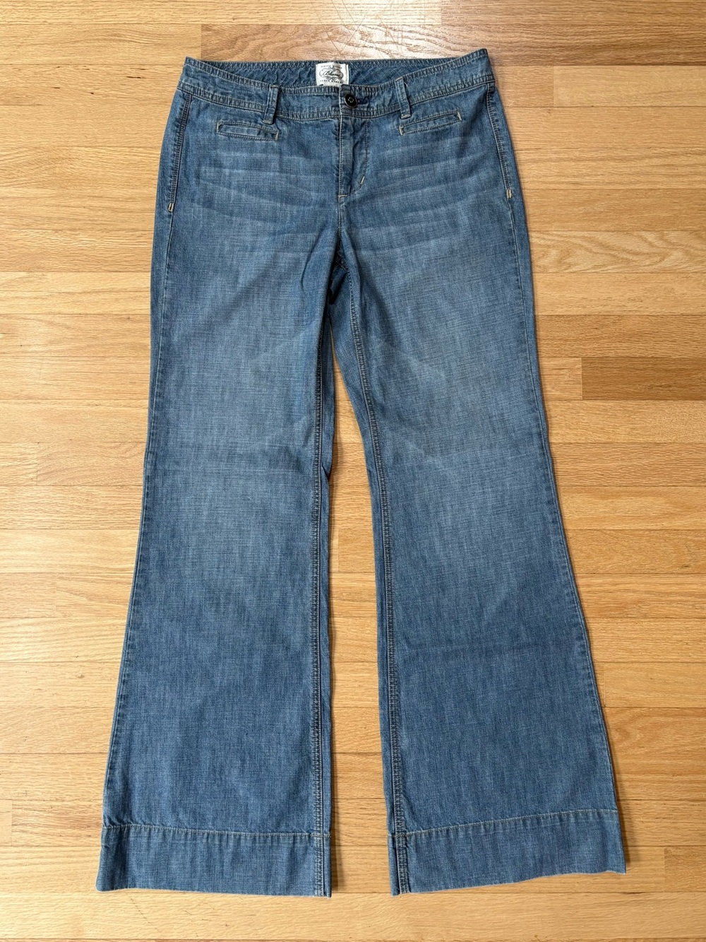 White House Black Market Blanc Flare Jeans Size 10 in Excellent Condition